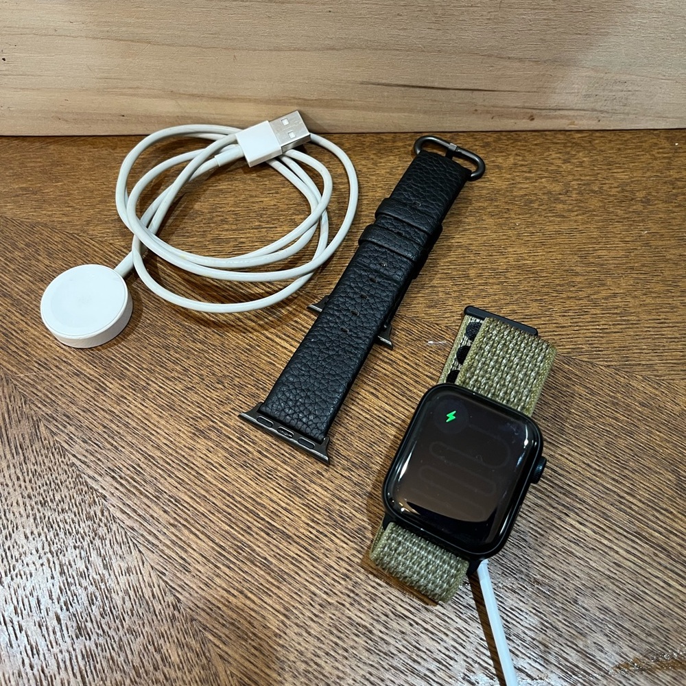 Apple Watch SE (2nd Generation) 40mm with Sequoia/Pure Platinum Nike Strap